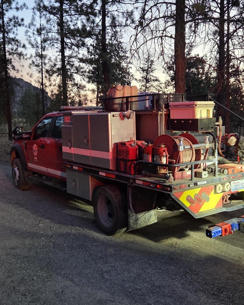 Fire truck flat tire Spokane Lifting firetruck for emergency roadside assistance.
